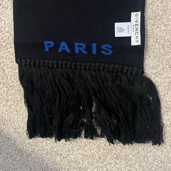 Givenchy Paris football scarf. New without tags! - Picture 6 of 7